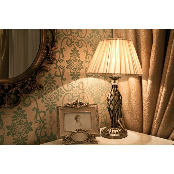 Настольная лампа прикроватная Maytoni RC247-TL-01-R