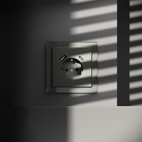 VLS040506 Розетка встраиваемая с заземлением и защитными шторками и с двумя USB зарядками Type-А и Type-C. Ток 16 Ампер (3500 Ватт) титанового цвета VOLTUM S70 (титан)