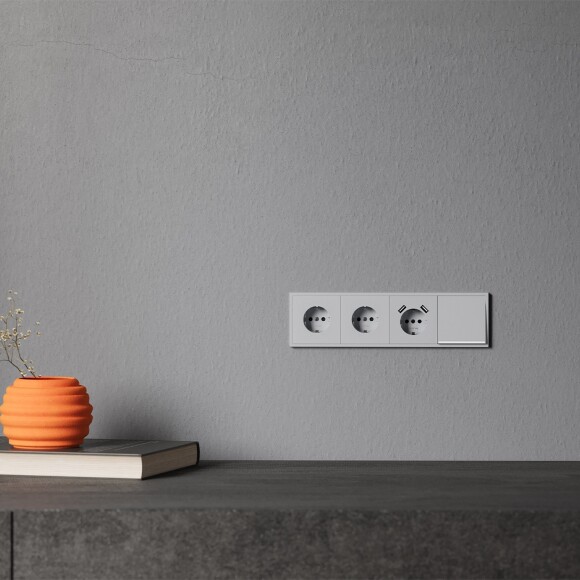 VLS000716 Накладка для розетки с заземлением и защитными шторками серого цвета VOLTUM S70 (серый)