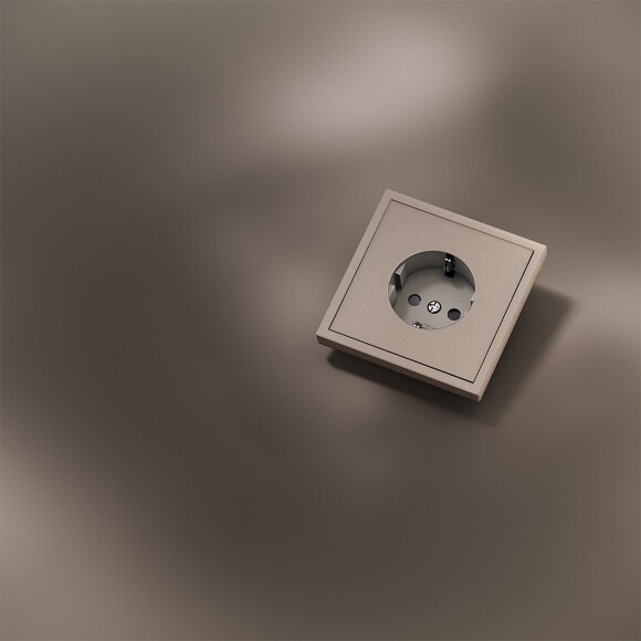 VLSM000710 Накладка для розетки металлическая с заземлением и защитными шторками платинового цвета VOLTUM S70 Metal (платина)