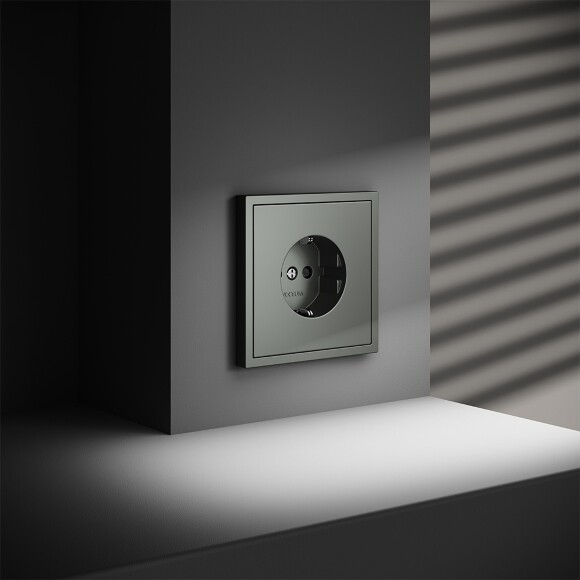 VLS040206 Розетка встраиваемая с заземлением и защитными шторками максимальный ток 16 Ампер (3500 Ватт) титанового цвета VOLTUM S70 (титан)