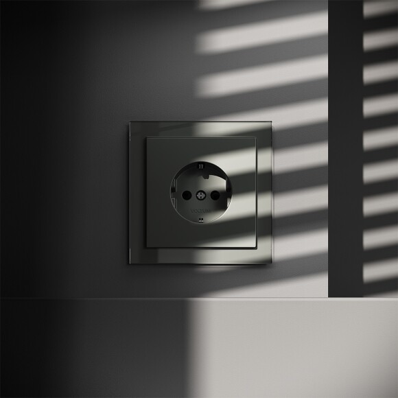 VLS040206 Розетка встраиваемая с заземлением и защитными шторками максимальный ток 16 Ампер (3500 Ватт) титанового цвета VOLTUM S70 (титан)