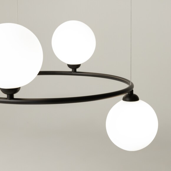 Люстра кольцевая Maytoni Ring MOD013PL-04B черная, подвесной светильник с белыми матовыми шарами, лампы 4xG9, современный дизайн