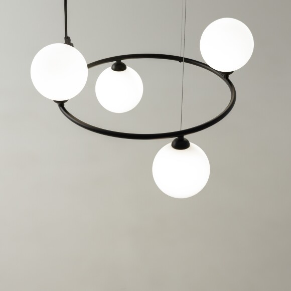 Люстра кольцевая Maytoni Ring MOD013PL-04B черная, подвесной светильник с белыми матовыми шарами, лампы 4xG9, современный дизайн
