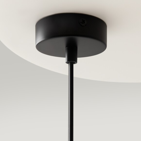 Люстра кольцевая Maytoni Ring MOD013PL-04B черная, подвесной светильник с белыми матовыми шарами, лампы 4xG9, современный дизайн