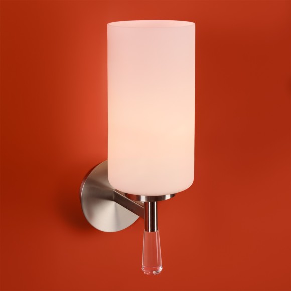 Настенный светильник (бра) с белым стеклянным плафоном под лампу Е27 Freya Chic FR2031WL-01N