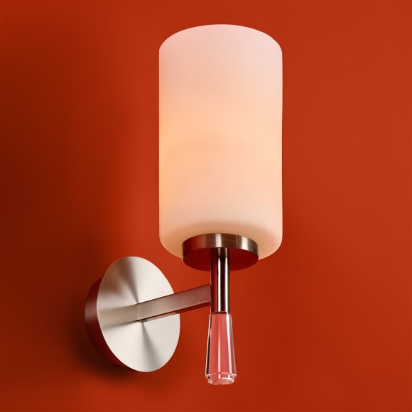 Настенный светильник (бра) с белым стеклянным плафоном под лампу Е27 Freya Chic FR2031WL-01N