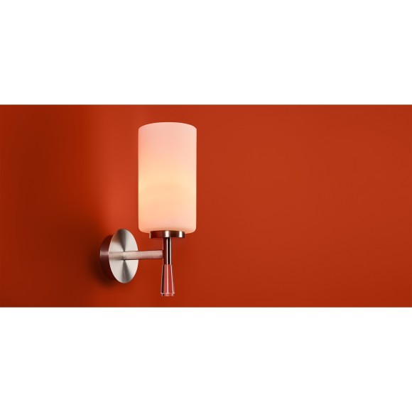 Настенный светильник (бра) с белым стеклянным плафоном под лампу Е27 Freya Chic FR2031WL-01N