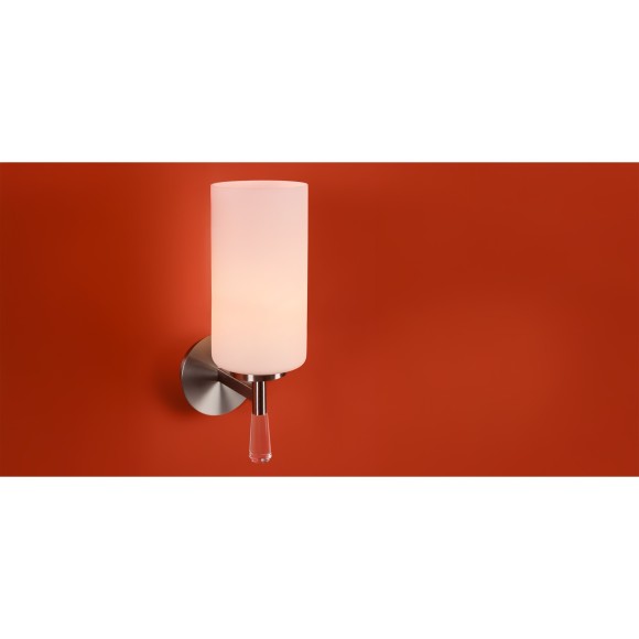 Настенный светильник (бра) с белым стеклянным плафоном под лампу Е27 Freya Chic FR2031WL-01N