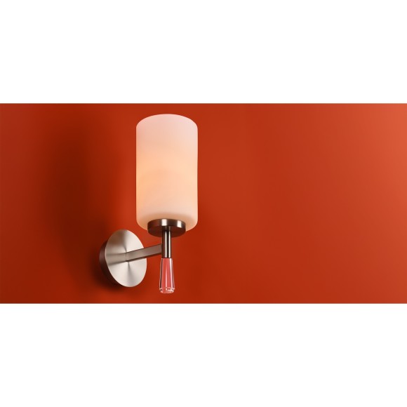 Настенный светильник (бра) с белым стеклянным плафоном под лампу Е27 Freya Chic FR2031WL-01N