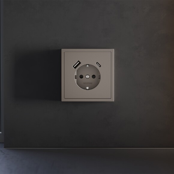 VLS001014 Накладка для розетки с заземлением и защитными шторками, с зарядкой от USB (ТИП С + ТИП A) коричневого цвета VOLTUM S70 (купучино)