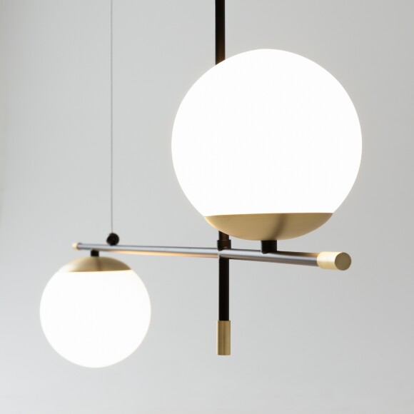 Maytoni Nostalgia MOD048PL-02G Современный подвесной линейный светильник длиной 95 см, высота 85 см, основание металл черный/золото, плафоны стекло белое матовое, диаметр 15 см, лампы E14 2x40W IP20 220В