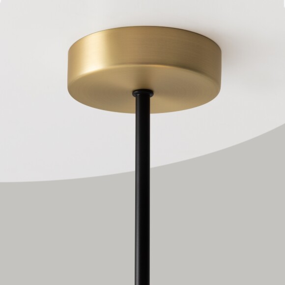 Maytoni Nostalgia MOD048PL-02G Современный подвесной линейный светильник длиной 95 см, высота 85 см, основание металл черный/золото, плафоны стекло белое матовое, диаметр 15 см, лампы E14 2x40W IP20 220В