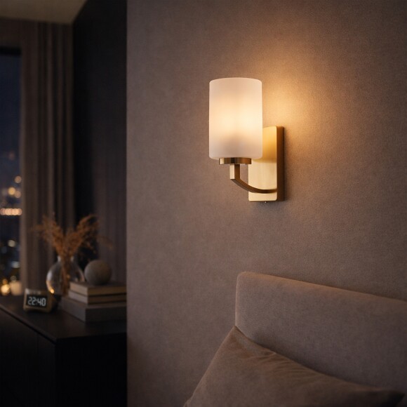 ST-Luce OPALUS BRASS SL1403.301.01 Настенный светильник в ретро стиле, классическая бра с белым матовым стеклянным плафоном и основанием цвета латунь, лампа E27 1x40W IP20 220В без выключателя