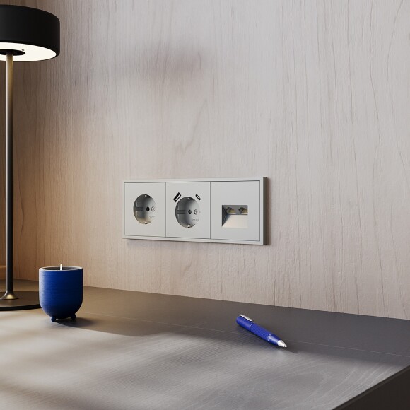 VLS100305 Рамка пластиковая для электрических изделий алюминиевого цвета VOLTUM серии S70 на 3 поста (сталь)